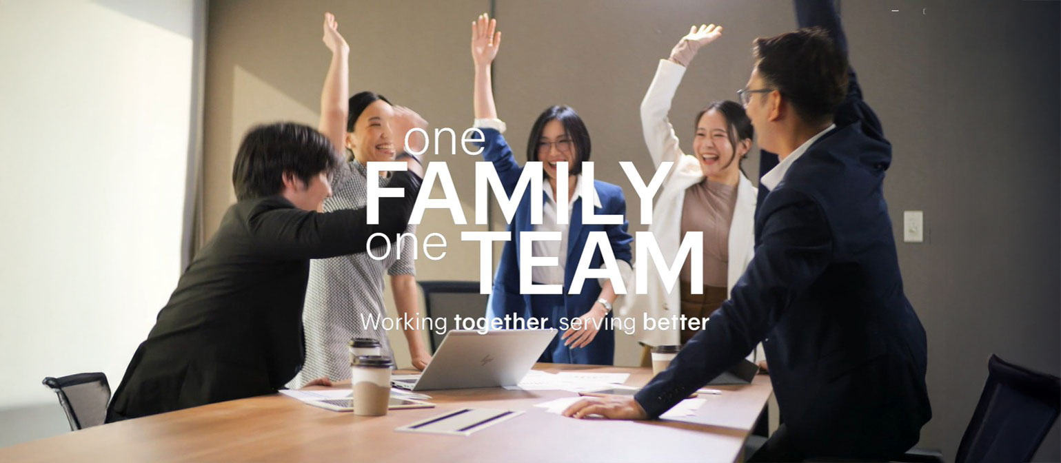One Family, One Team’ คือ แนวทางการทำงานร่วมกันเป็นหนึ่งเดียวของชาวบัวหลวงเพื่อสนับสนุนลูกค้าให้บรรลุเป้าหมาย 3 ด้าน คือ ‘Be Caring, Be Insightful, Be United’ ที่ไม่ว่าสถานการณ์จะเปลี่ยนแปลงไปอย่างไร ธนาคารจะยังคงมุ่นมั่นที่จะใส่ใจดูแลและสนับสนุนพนักงาน ตลอดจนลูกค้า สังคม และสิ่งแวดล้อม
Be Caring การใส่ใจดูแลลูกค้า พนักงาน สังคม และสิ่งแวดล้อม
Be Insightful การพัฒนาความรู้ ทักษะเพื่อให้บริการที่เป็นเลิศแก่ลูกค้าของธนาคาร
Be United การทำงานร่วมกับทุกหน่วยงานได้อย่างเป็นอันหนึ่งเดียวอย่างมีประสิทธิภาพ